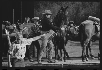 Gregory Peck con caballo en el set de 