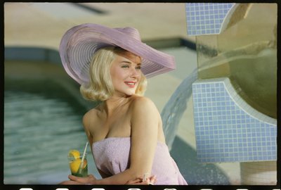 Hope Lange en sesión de fotos junto a la piscina de Orlando Suero