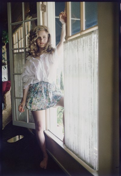 Jennifer Jason Leigh con cigarrillo de Orlando Suero