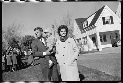 John F. Kennedy con Jackie Kennedy y su hija, Caroline de Orlando Suero