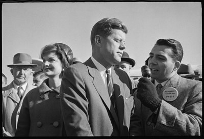 John F. Kennedy con reportero y Jackie Kennedy durante las elecciones de Orlando Suero