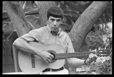 Leonard Nimoy toca la guitarra de Orlando Suero