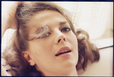 Natalie Wood en casa con la cabeza en la almohada de Orlando Suero