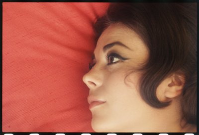 Natalie Wood en casa con la cabeza en la almohada de Orlando Suero