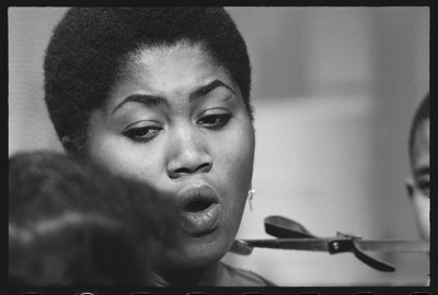 Odetta canta a los niños en el set de un especial de TV de Orlando Suero