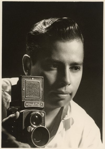 Retrato de Orlando Suero con cámara Rolleiflex, c.1954 de Orlando Suero