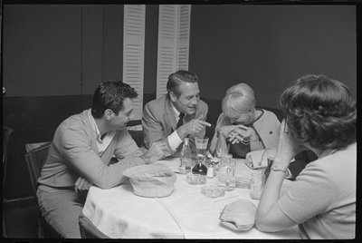 Paul Newman, Mort Sahl y Joanne Woodward bromeando en la cena de Orlando Suero