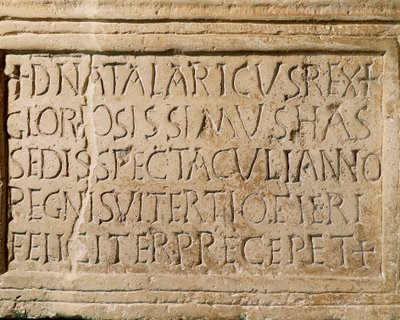 Civilización bárbara: inscripción del reinado del rey ostrogodo Atalarico (516-534 d.C.) que testimonia la existencia de un teatro en Ticinum (actual Pavía). Siglo VI. Musei Civici, Sezione Archeologia, Pavía, Italia de Ostrogothic Ostrogothic