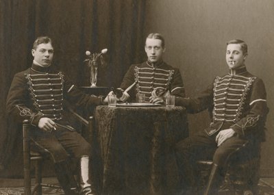 Tres jóvenes caballeros uniformados, Malmö, Suecia, años 1920 de Otto Ohm