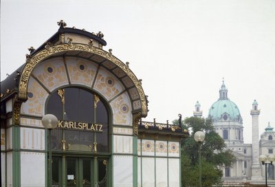 Art Nouveau: vista del pabellón de la estación de metro de Karlsplatz (ahora café) realizado por el arquitecto Otto Wagner (1841-1918) (Secesión vienesa) 1894-1899 Viena, Austria de Otto Wagner