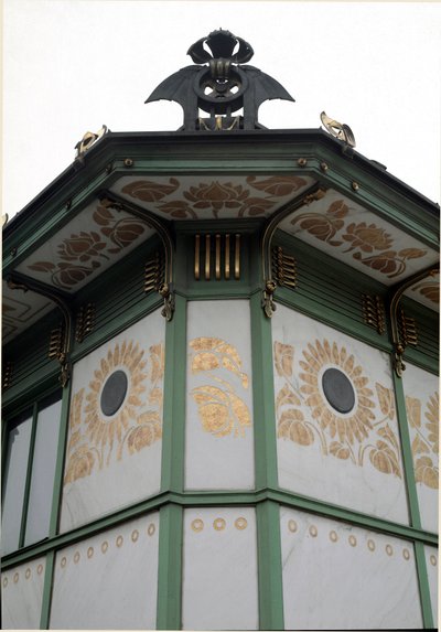 Art Nouveau: vista del pabellón de la estación de metro de Karlsplatz (ahora café) realizado por el arquitecto Otto Wagner (1841-1918) (Secesión vienesa) 1894-1899 Viena, Austria de Otto Wagner