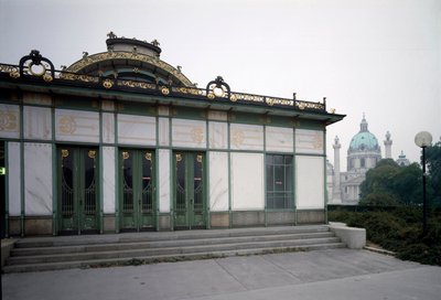 Arte Nouveau: vista del pabellón de la estación de metro Karlsplatz de Otto Wagner