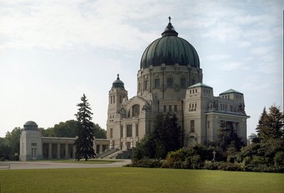 Vista de la tumba familiar por el arquitecto Otto Wagner (1841-1918) (Secesión Vienesa). Cementerio de Hietzing, Viena, Austria de Otto Wagner