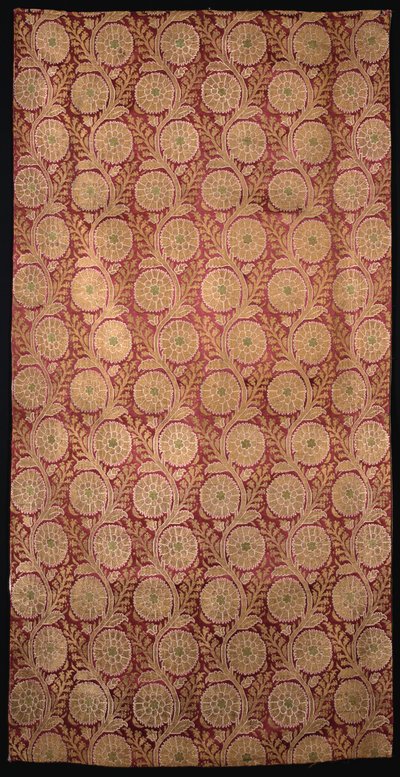 Un trozo de satén rojo tejido con tallos ondulantes con cabezas de flores doradas de Ottoman School