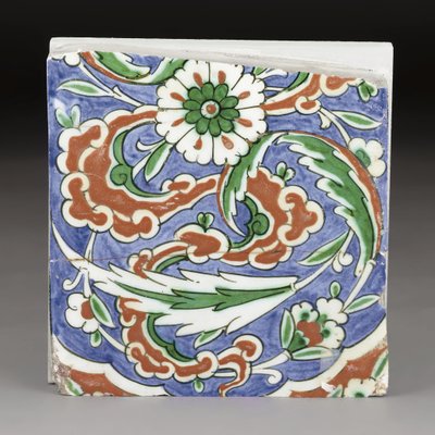 Un azulejo parcial de cerámica de Iznik, Turquía otomana, finales del siglo XVI de Ottoman School