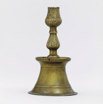 Un candelabro de latón otomano, el cuello con decoración incisa de arabescos que se eleva en forma de tulipán de Ottoman School