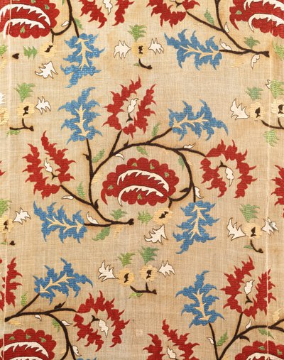 (detalle) de una cubierta de lino, bordada con una greca de ramilletes de flores rojas y azules de Ottoman School