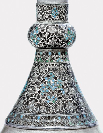 (detalle) de una botella otomana de zinc con montura de plata incrustada de turquesa de Ottoman School
