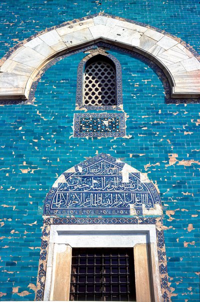 Vista del portal del mausoleo verde de Ottoman School
