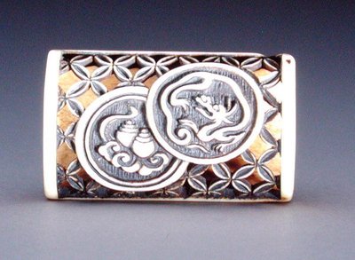 Netsuke con diseño calado, c.1870 (asta de ciervo) de Ozaki Kokusai