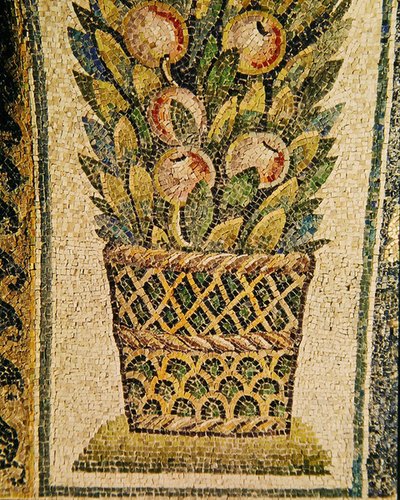 Una canasta de frutas, c.430 d.C. (mosaico) de Paleo Christian