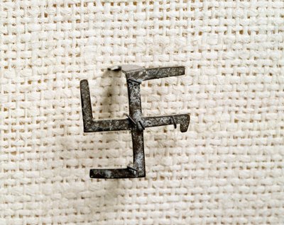 Antigüedad cristiana: fíbula en forma de esvástica. Siglo I al III. Museo Nacional de Arqueología de Saint Germain en Laye de Paleo Christian