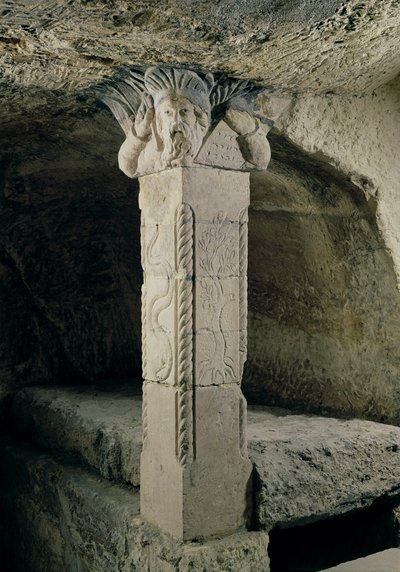 Columna de la cripta, con la cabeza de Moisés formando el capitel, AD 415 de Paleo Christian
