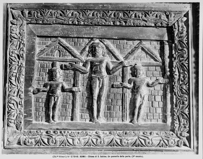 (detalle) de la Crucifixión de la puerta que representa escenas del Antiguo y Nuevo Testamento de Paleo Christian