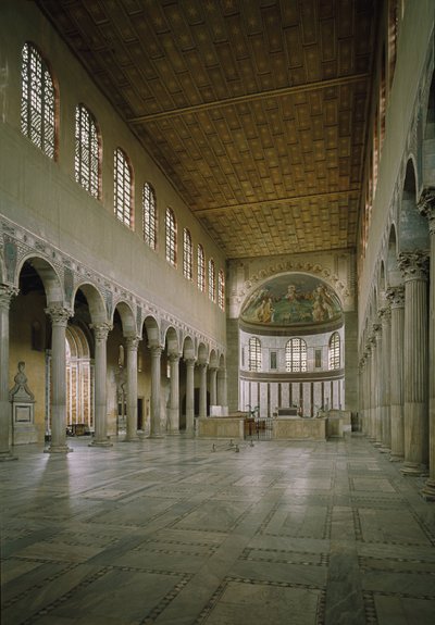 Vista interior de la iglesia de Santa Sabina, nave central, fundada en el siglo V de Paleo Christian