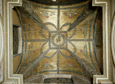 Mosaicos del siglo V, en el centro el cordero. Bóveda de la capilla de San Juan Evangelista dentro del baptisterio paleocristiano de San Juan de Letrán, construido alrededor del 440. Roma de Paleo Christian