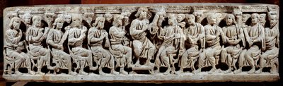 Arte paleocristiano: sarcófago tallado que representa a Cristo enseñando con los atres. Final del siglo IV d.C. París, museo del Louvre de Paleo Christian