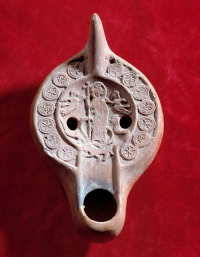 Arte paleocristiano: medallón de lámpara de aceite en terracota decorado con un Cristo triunfante de Paleo Christian