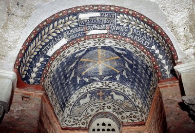 Arte paleocristiano: el monograma de Cristo rodeado por símbolos de la Santísima Trinidad de Paleo Christian