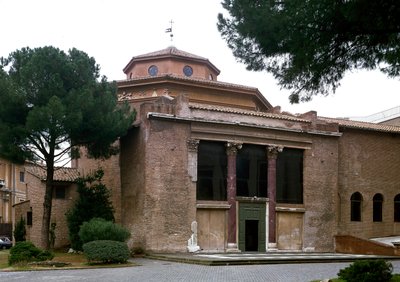 Vista del baptisterio paleocristiano de San Giovanni in Laterano (San Juan de Letrán), construido alrededor del año 440. Roma de Paleo Christian