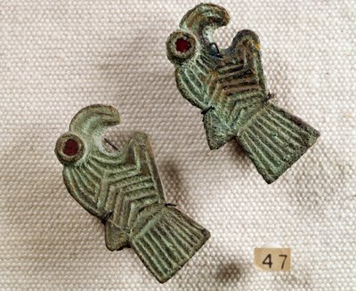 Antigüedad cristiana: fíbulas de bronce incrustadas con granate en forma de cabezas de águila. Museo Nacional de Arqueología, Saint Germain en Laye de Paleo Christian Paleo Christian