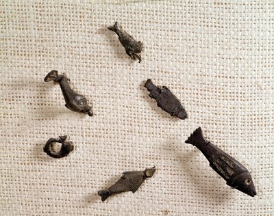 Antigüedad cristiana: fíbulas y joyería de metal en forma de pez. Museo Nacional de Arqueología, Saint Germain en Laye de Paleo Christian Paleo Christian