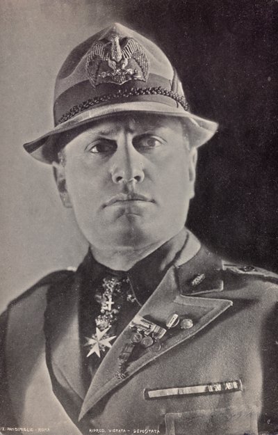 Álbum "Duce": Benito Mussolini en uniforme de la Milicia (foto en b/n) de Pandimiglio Pandimiglio