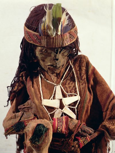 Momia adornada con joyas de hueso, c.200 a.C. de Paracas Culture