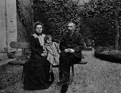 M. y Mme Curie en el jardín de su casa en París, c1902, 1903 de Paris Ellis