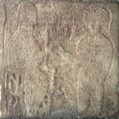 Estela rara que muestra a Artabano V, el último rey parto, invistiendo a Khwasak, el sátrapa de Susa: le entrega un anillo como emblema de su autoridad, de Susa, Irán, 14 de septiembre de 215 d.C. (piedra caliza) de Parthian School