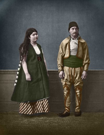 Retrato de una mujer búlgara de Sofía y un hombre búlgaro alrededor de 1890. Fotografía coloreada por Pascal Sebah (1838-1890). de Pascal Sébah
