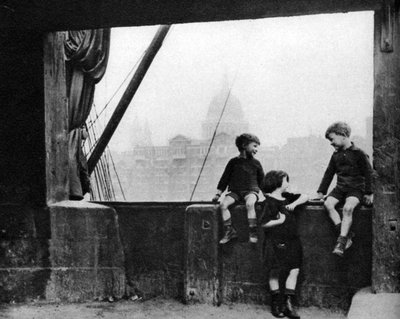 Bankside, cerca del Puente Blackfriars, Londres, 1926-1927 de Paterson