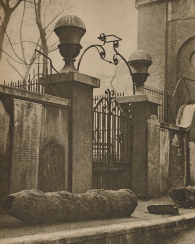 Troncos de olmo para tuberías de conducción desenterrados cerca de St. Annes, Soho, c1935 de Paterson