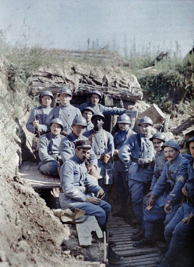 Un grupo de soldados franceses en una trinchera en la línea del frente, Hirtzbach, Departamento Haut-Rhin, Alsacia, Francia, 16 de junio de 1917 (autocromo) de Paul Castelnau