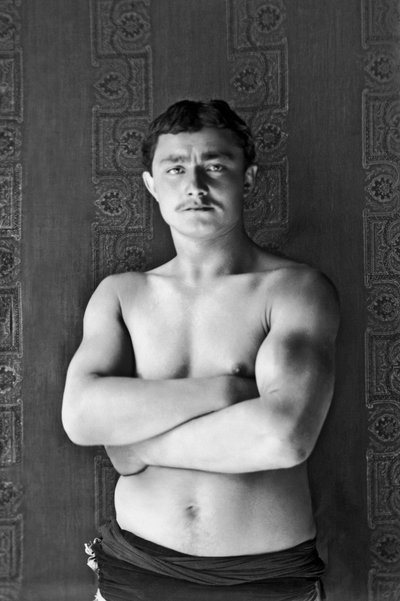 Retrato de un luchador de circo ambulante, pasando por Andelot Blancheville (Haute Marne). Fotografía, hacia 1886, de Paul Emile Theodore Ducos (1849-1913). de Paul Emile Theodore Ducos