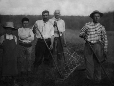 Retrato de trabajadores agrícolas, adultos y niños, de la región de Chaumont (Haute Marne) durante la henificación. Fotografía, hacia 1886, de Paul Emile Theodore Ducos (1849-1913). de Paul Emile Theodore Ducos