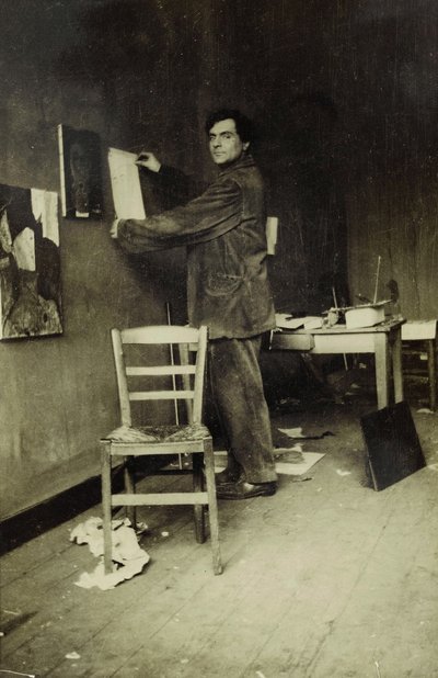 Amedeo Modigliani en su estudio, c.1915 (foto en blanco y negro) de Paul Guillaume