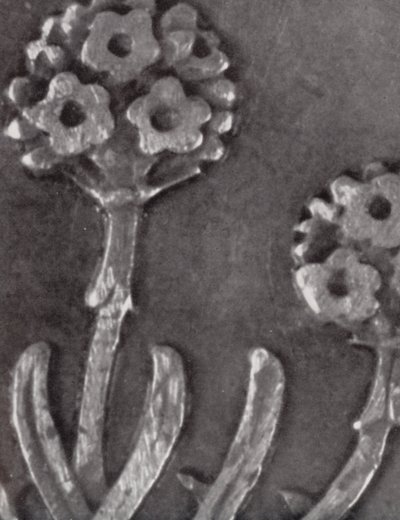Detalle de una moneda de tres peniques (fotografía en blanco y negro) de Paul Henning