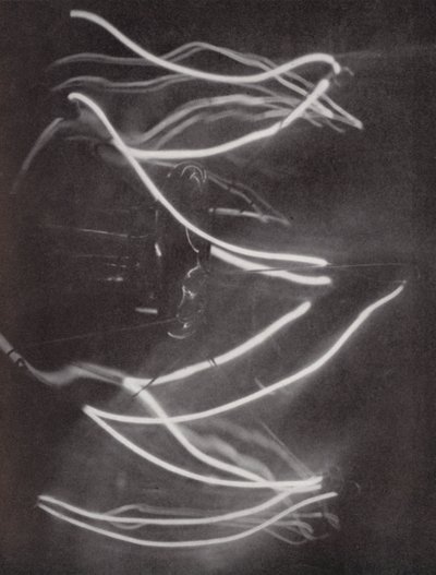 Filamento de una bombilla (fotografía en blanco y negro) de Paul Henning