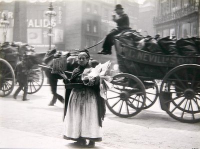 Una vendedora de periódicos, Londres, c.1890s de Paul Martin